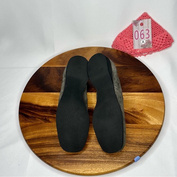 Hush Puppies Grey Loafer Suede Flats Size 7 W - Picture 9 of 16